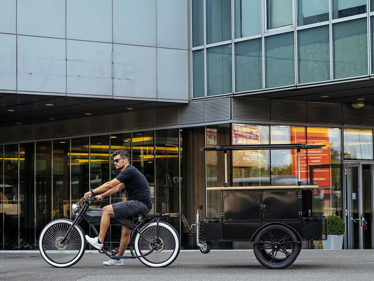 Food bike with food cart and detachable electric bike made in EU by Bizz On Wheels