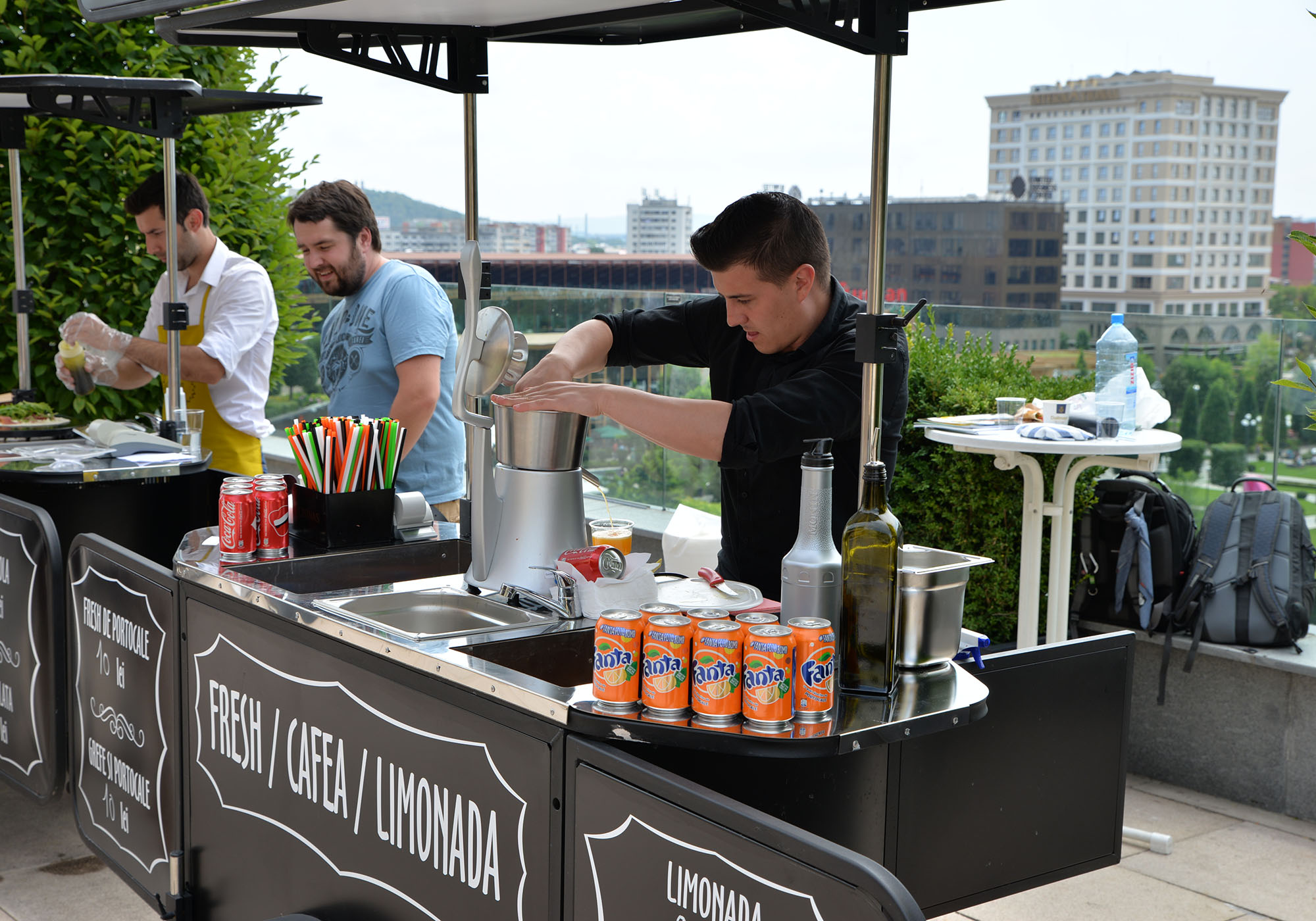 Lemonade and juice cart by Bizz On Wheels